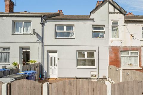 3 bed property, in Kings Crescent, £100,000