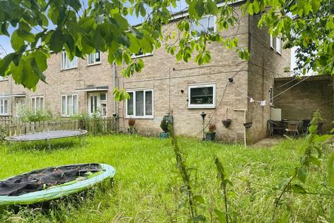 2 bed property, in Kenton Road, £75,000
