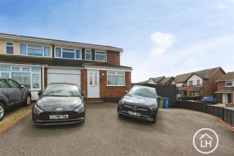 3 bed property, in Salisbury Close, £325,000