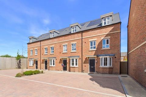 4 bed property, in Filly Close, £500,000
