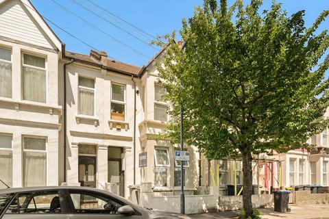 2 bed property, in Harley Villas, £375,000