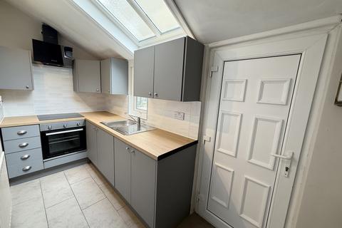 3 bed property, in Back Der Street, £150,000
