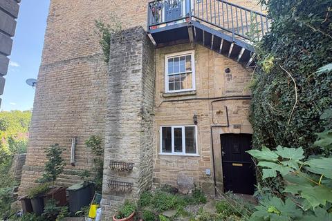 2 bed property, in High Street, £160,000