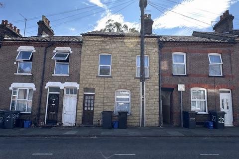 4 bed property, in Cowper Street, £300,000