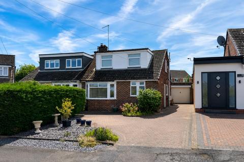 2 bed property, in Cottesmore Close, £260,000