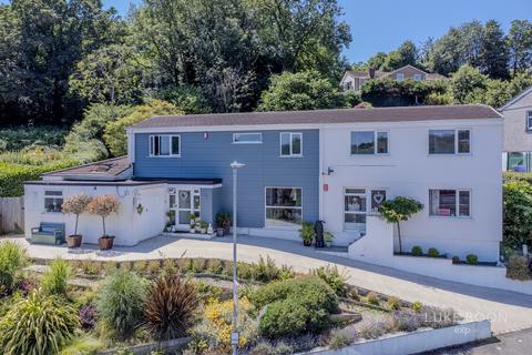 5 bed property, in Powderham Road, £600,000