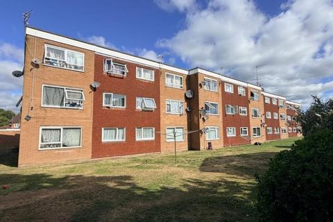 2 bed property, in 21 Tithe Court, £220,000