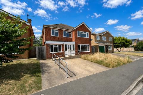 5 bed property, in Northfields, £325,000