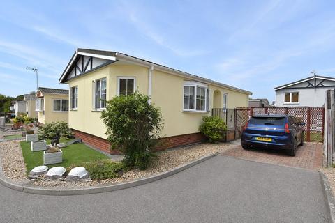 2 bed property, in Collins Wood, £185,000