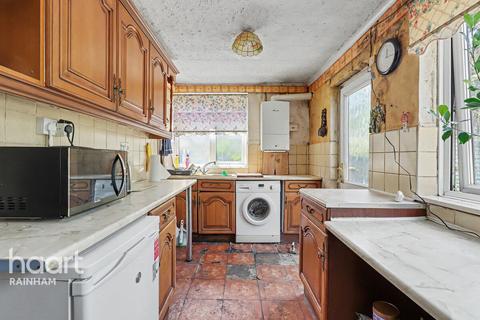 2 bed property, in Spencer Road, £325,000