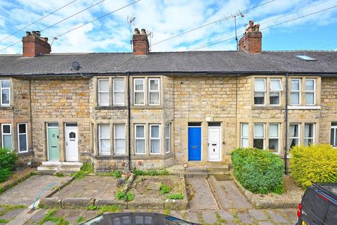 2 bed property, in Grove Park Lane, £210,000