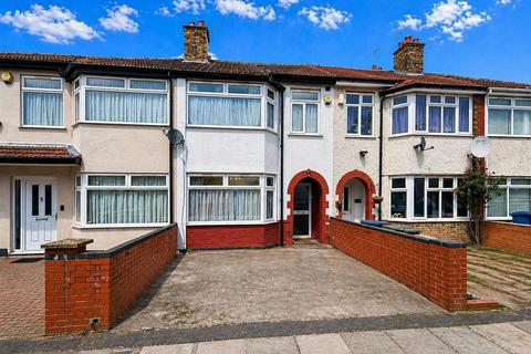 3 bed property, in Dormers Avenue, £550,000