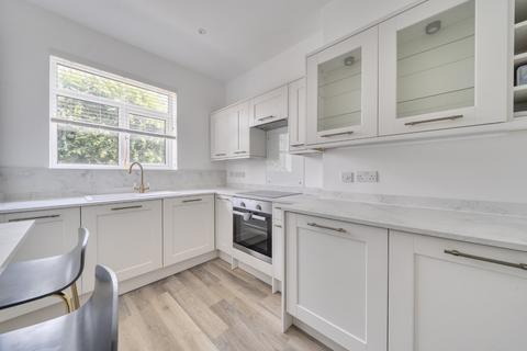 1 bed property, in Southdown Road, £400,000