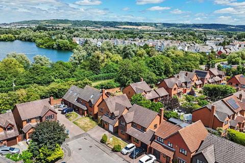 4 bed property, in Macaulay Close, £500,000