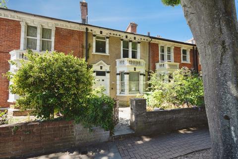4 bed property, in Essex Road, £375,000
