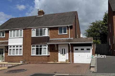 3 bed property, in Oakfield Close, £275,000