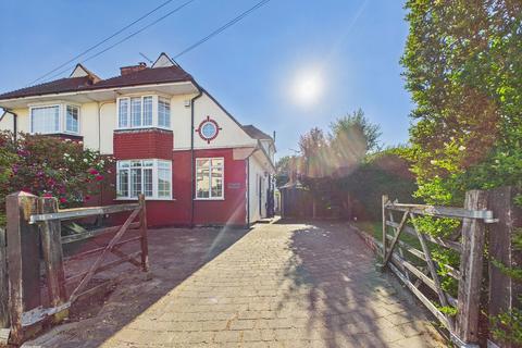 4 bed property, in Herlwyn Avenue, £770,000