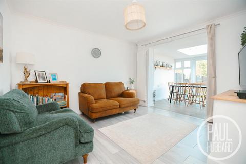2 bed property, in Shaw Avenue, £220,000