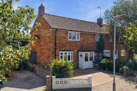 2 bed property, in Hillview Gardens, £450,000