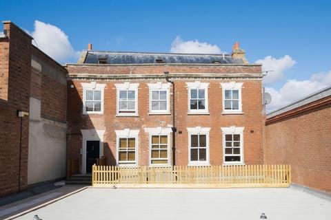 2 bed property, in High Street, £175,000