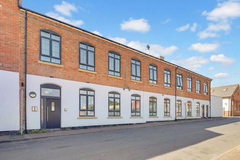 2 bed property, in Holland Street, £125,000