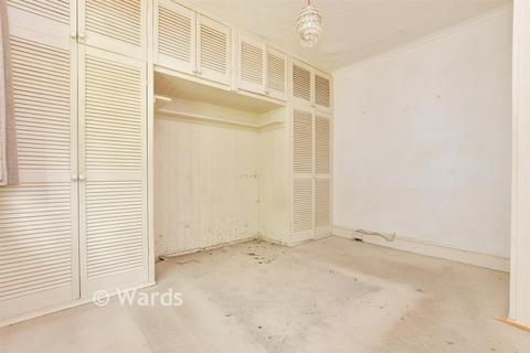 2 bed property, in Northwood Road, £230,000