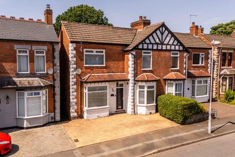 2 bed property, in Sycamore Road, £290,000