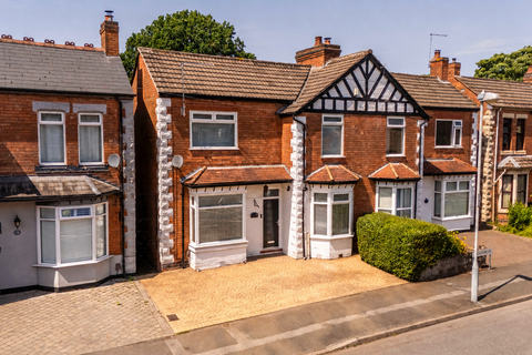 2 bed property, in Sycamore Road, £290,000