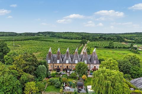 5 bed property, in Denstead Oast, £600,000