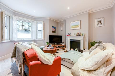 1 bed property, in Lyndhurst Mansions, £400,000