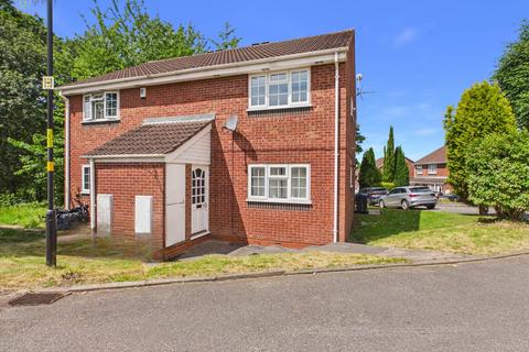 1 bed property, in Newhall Farm Close, £135,000