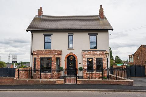 4 bed property, in Top Road, £725,000