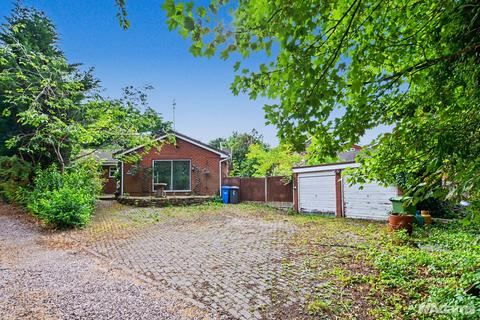4 bed property, in Pool Hollow, £350,000