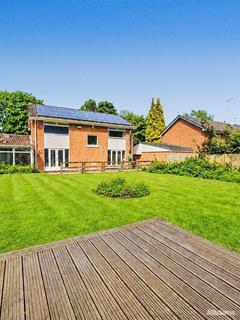 5 bed property, in Stockham Close, £400,000