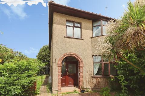 3 bed property, in Hillside Road, £300,000