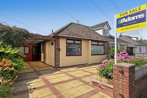 2 bed property, in Heathview Close, £200,000