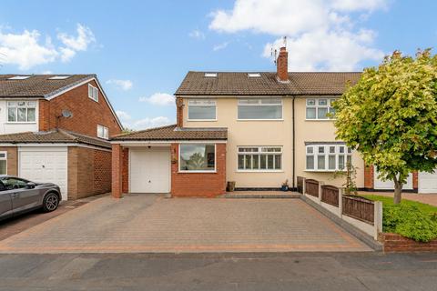 3 bed property, in Iver Close, £325,000