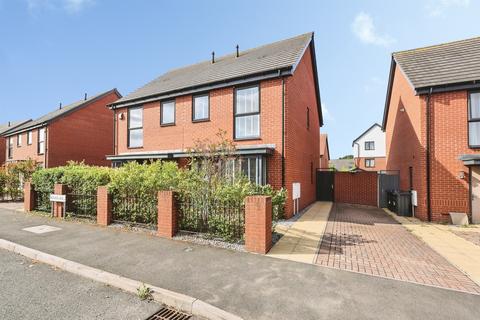 2 bed property, in Saxon Avenue, £250,000