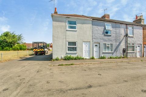 2 bed property, in Queen Street, £90,000