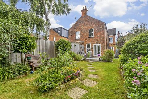 3 bed property, in Western Avenue, £450,000