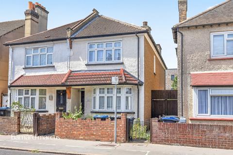 2 bed property, in Davidson Road, £375,000