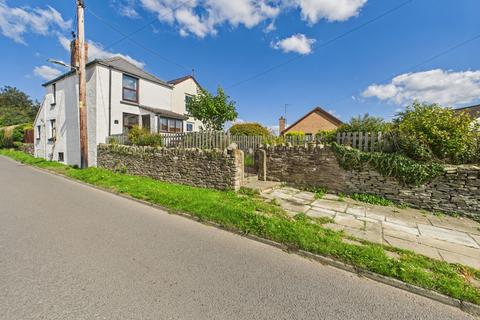 2 bed property, in New Road, £220,000
