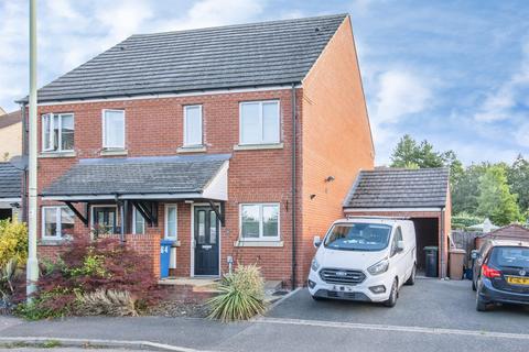 2 bed property, in Clermont Avenue, £260,000
