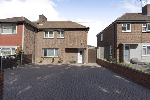 3 bed property, in Sweeps Lane, £475,000