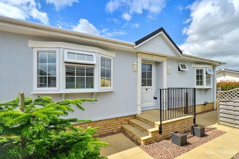 2 bed property, in Campden Drive, £210,000
