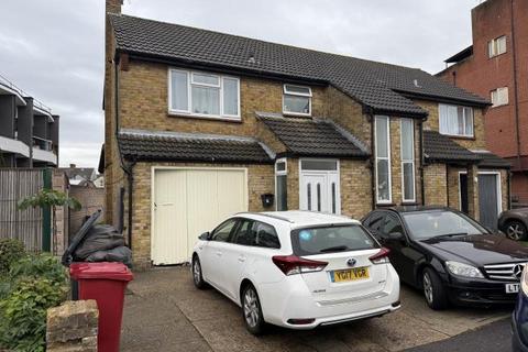 3 bed property, in Darvills Lane, £450,000