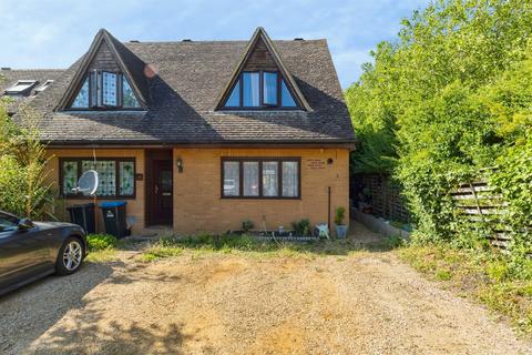 2 bed property, in Downley Avenue, £250,000