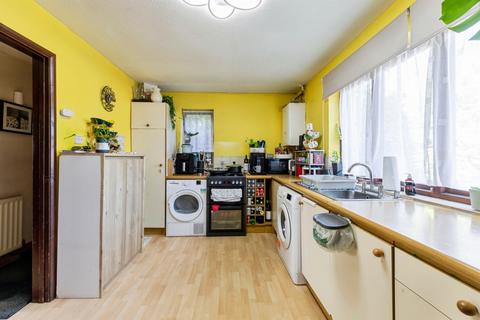 2 bed property, in Downley Avenue, £250,000