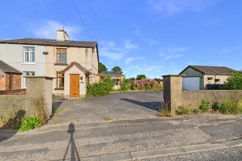 2 bed property, in Sineacre Lane, £350,000