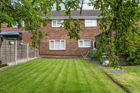 3 bed property, in Clifton Close, £240,000